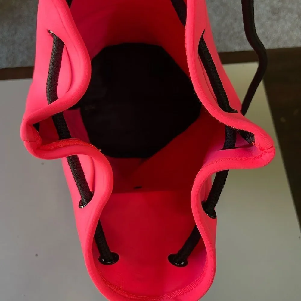 NWOT Victoria’s Secret neoprene Hot pink bucket backpack. - Picture 4 of 7